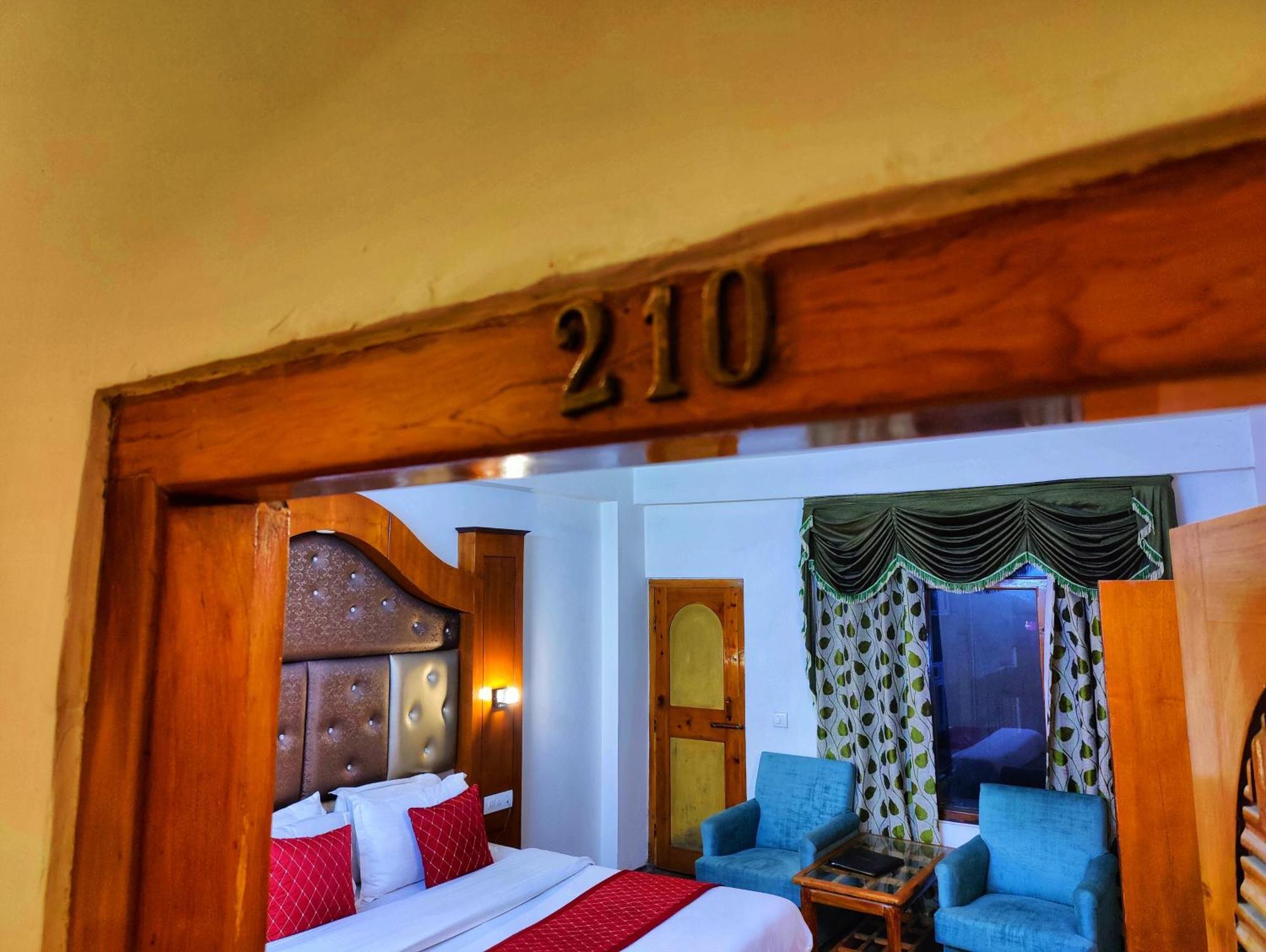 Surya International Hotel Manali Near Mall Road Екстериор снимка