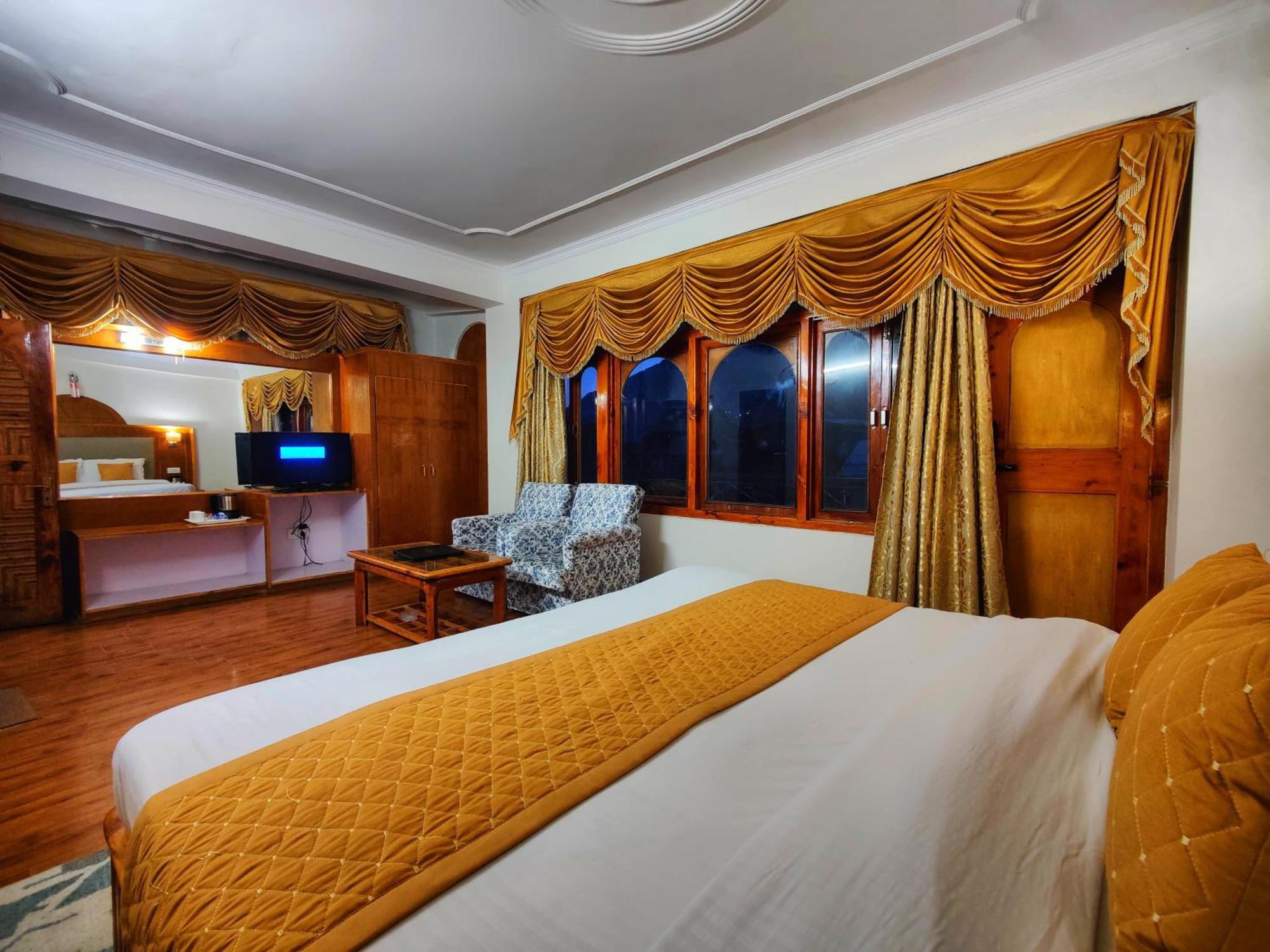 Surya International Hotel Manali Near Mall Road Екстериор снимка