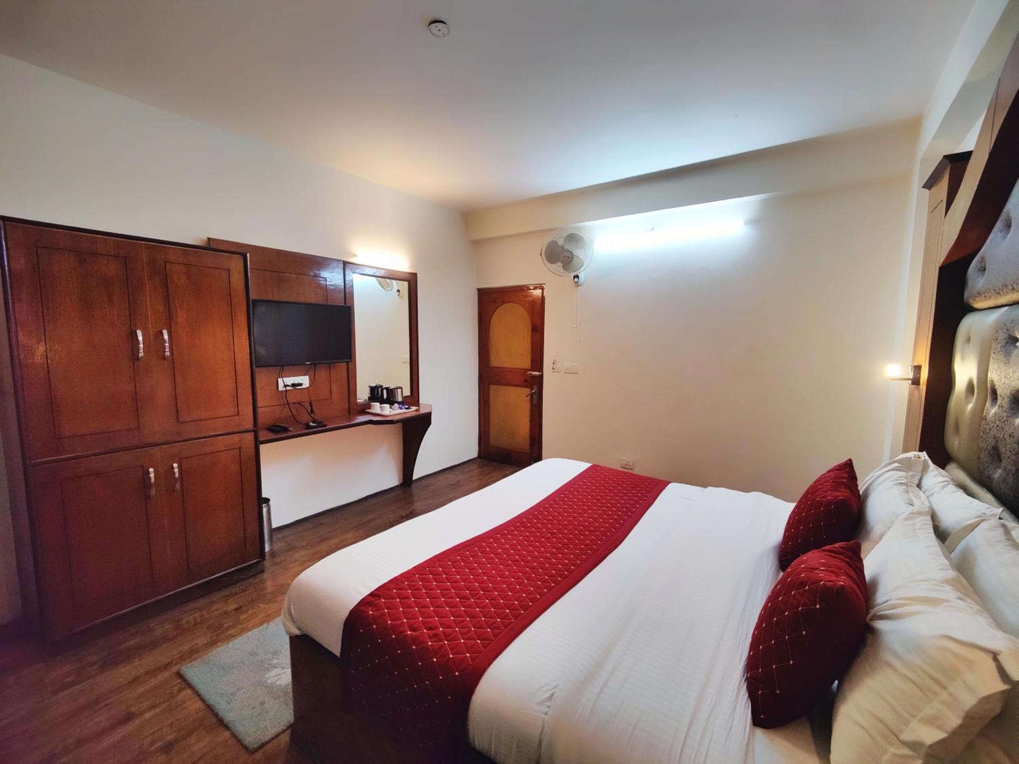 Surya International Hotel Manali Near Mall Road Екстериор снимка