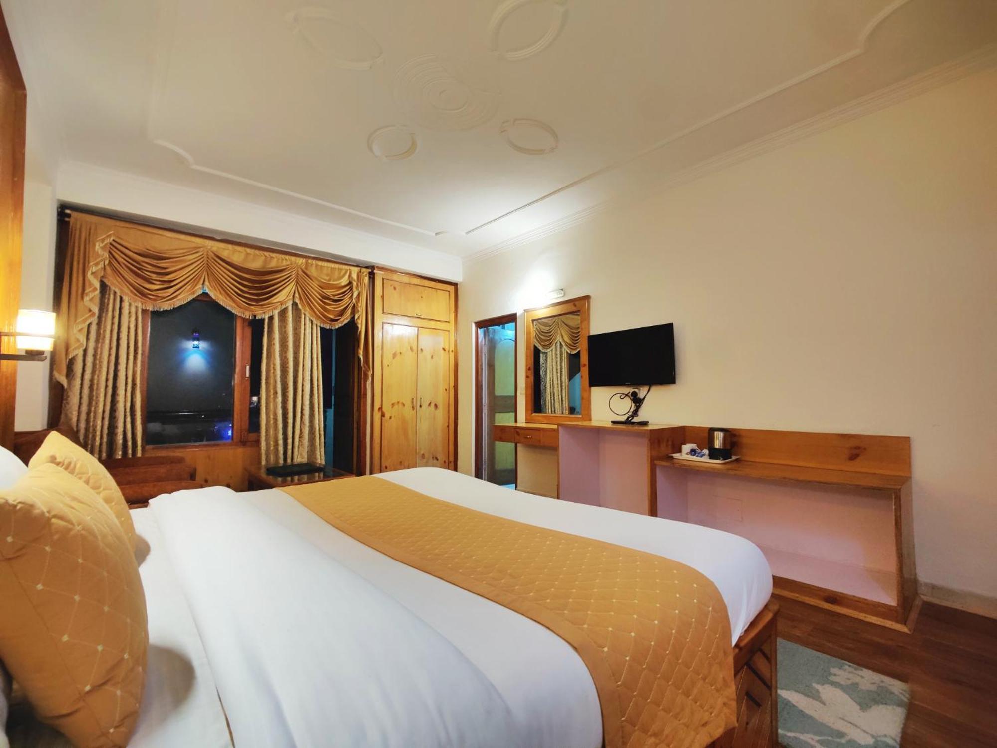 Surya International Hotel Manali Near Mall Road Екстериор снимка